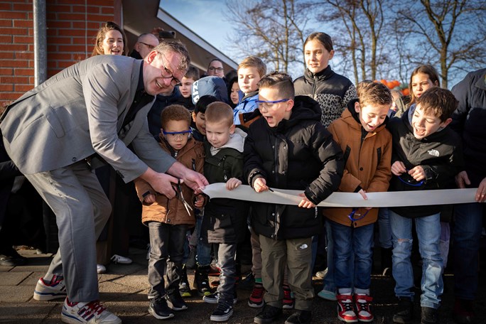 Wethouder Pieter Kos opent nieuw schoolplein Schoter Tuijn 1 februari 2024